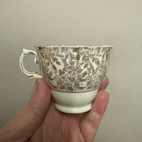 Elegant Colclough China Tea Set for 4 (8 pieces) - Picture 4 of 14